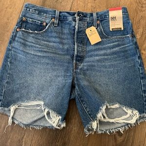 Women Levi’s shorts 32